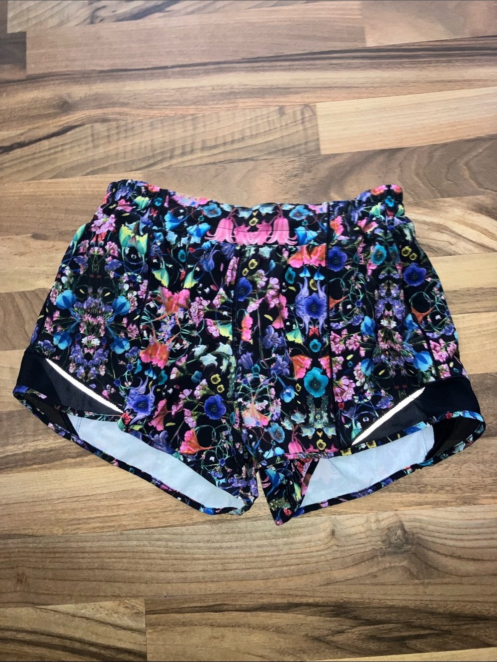 Lululemon Floral Splash Black multi color shorty shorts women’s Sz 8 EUC